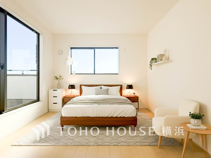 光あふれる広々とした主寝室。シンプルなインテリアで安らぎの空間を演出しています。