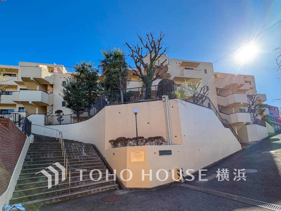 緑豊かな閑静な高台に位置する陽当たり良好なマンションです。