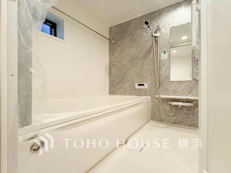 快適な使い心地とゆとりある空間が1日の疲れを解きほぐすバスルーム。空間も浴槽もゆったりのびのび使えるゆとり設計。広く感じるゆとり設計で快適なリラックスタイムを過ごせます。