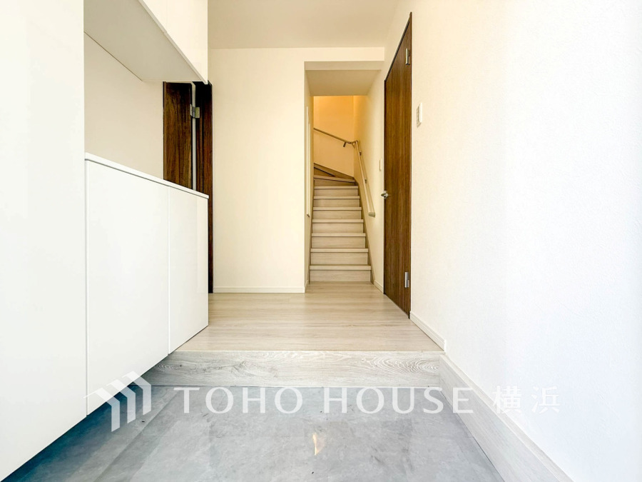 上質感のある玄関スペース。ゆとりを感じさせる空間が住まう人や訪れる人を心地よく迎え入れてくれます。
