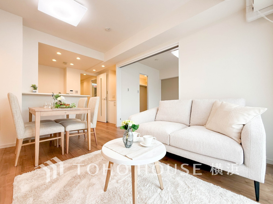 明るく開放的な空間が広がるLDK。室内には豊かな陽光が注ぎ込み、爽やかな住空間を演出。ホームパーティーでもゲストと一緒に料理を楽しみながら楽しい時間を過ごせそう。