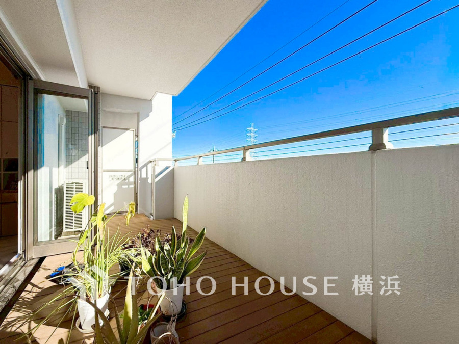 広いバルコニーから、暮らしの中での光と風を演出してくれています。見事なまでの開放的な空間をお楽しみください