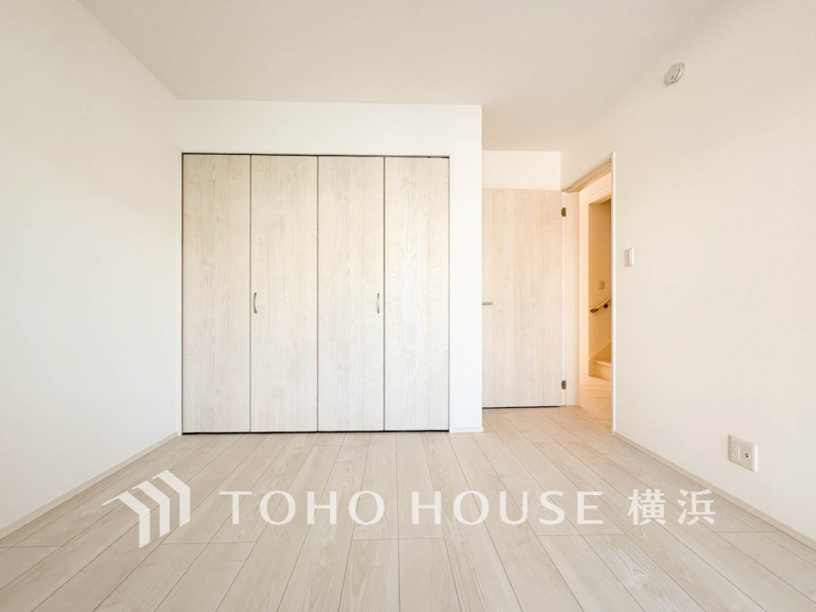 大きな窓からたっぷりと陽光が注がれる明るい空間。家族の成長に対応できる永住仕様の間取り。一日の疲れをいやしてくれる主寝室。時を忘れて過ごす場所として過ごせるお部屋。