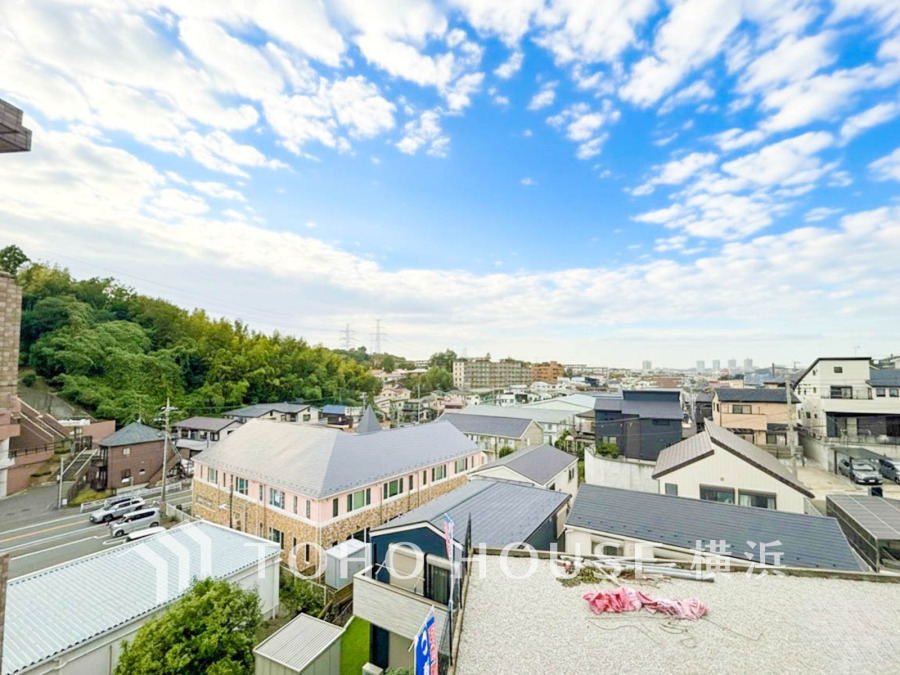 伸びやかな景色が広がる眺望に、心も体もパワーがみなぎる。忙しい日常を忘れ去り、ほっと一息つく時間。青い空がより青く・広く感じられる、そんな環境に包まれたお住まいです。