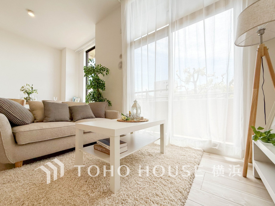 光と風が溢れる開放的なリビングダイニングには自然と家族みんなが集まってきます。※家具・小物は販売価格に含まれません。