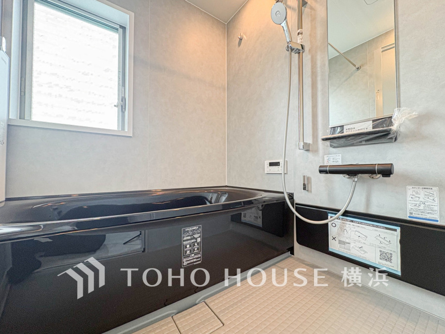 心地よいリラックスを叶える清潔感溢れる美しい空間。快適で機能的なバスルームです。
