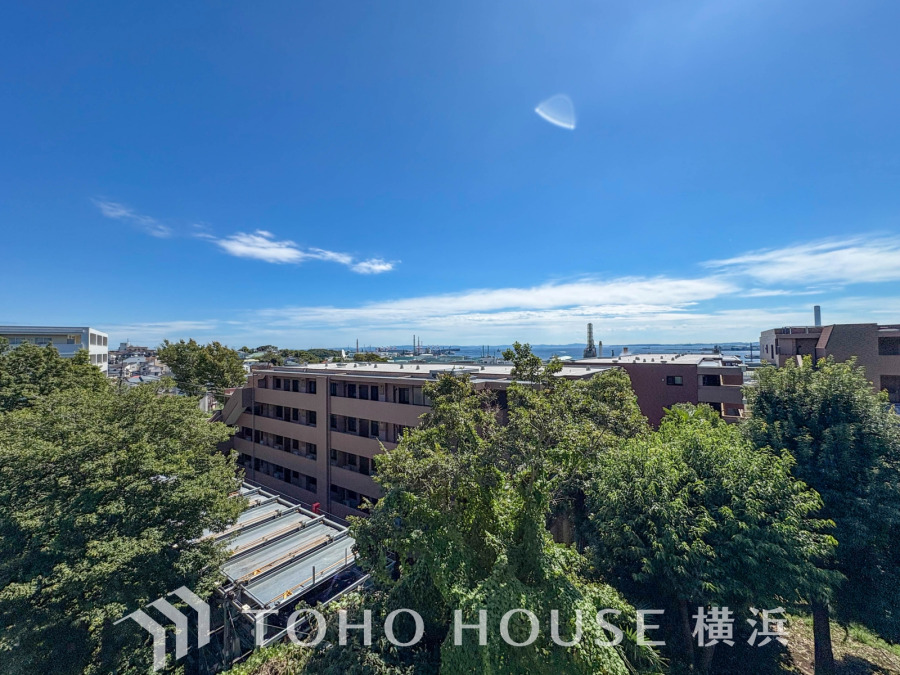 開放感があり、遮るものもなく気持ちのいい景色が広がります。お部屋にも爽やかな風と暖かく柔らかな日差しが差し込み、毎日の暮らしを豊かに彩ります。