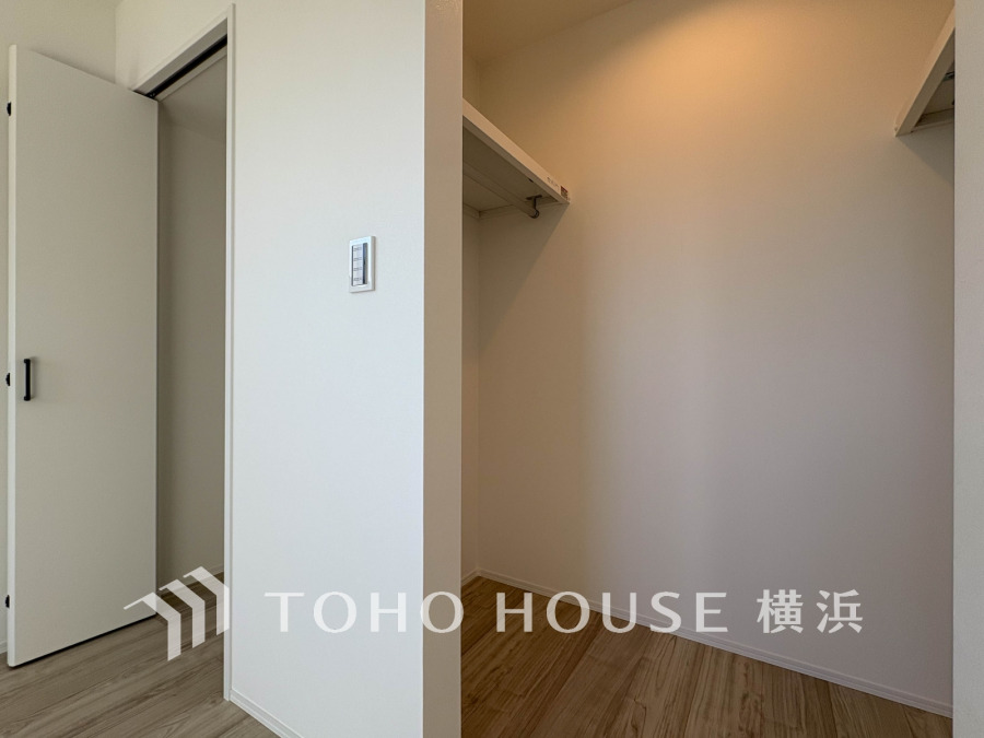 大容量の収納スペースがあり、すっきり片付く快適な住まいを実現します。明るく清潔感のある空間です。