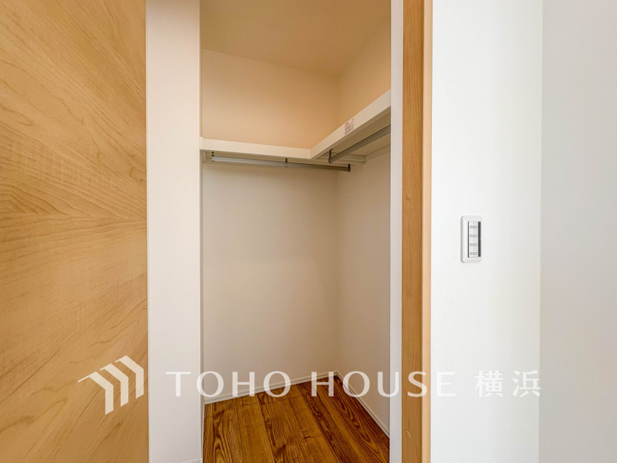 洋服やバッグなどかさばる物を大量に収納できます。タンスなどの収納家具を置かずに済むので、お部屋を丸ごと使えてスッキリ♪