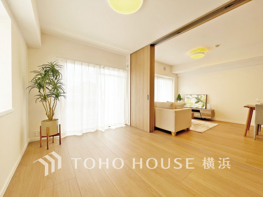 バルコニーに面した明るい洋室。穏やかな陽射しが、ゆったりとした寛ぎの時間を包みます。
