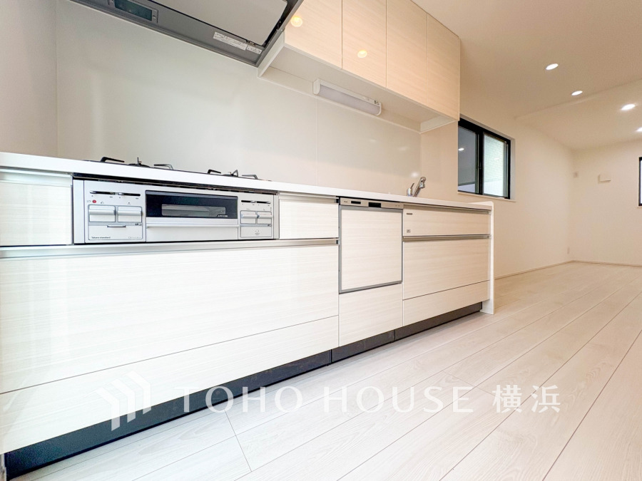 家事動線やリビングとのつながりに配慮し、食事の準備や片付けなどの家事を楽しくするキッチンスペースに仕上げました。毎日使う場所だから気持よく使えて、居心地の良い空間に。