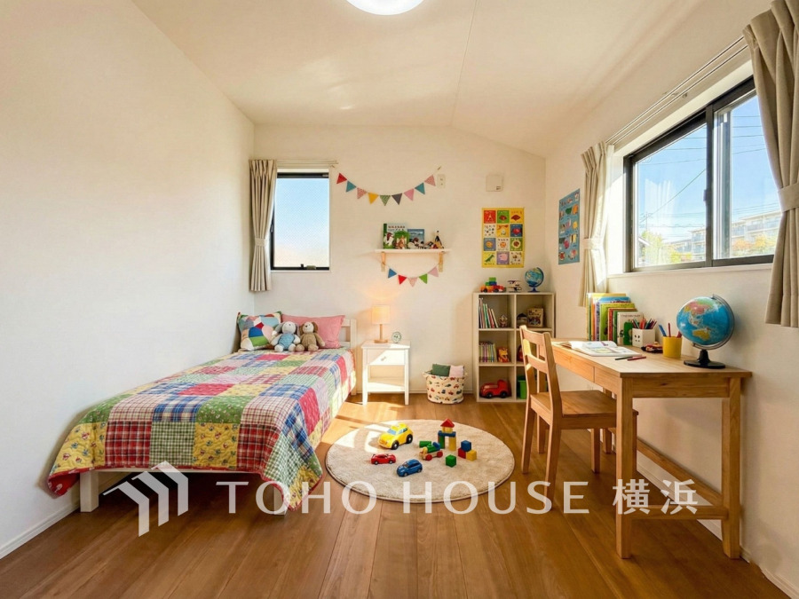 明るい自然光が差し込む子ども部屋。収納と学習スペースが整い、安心して過ごせる空間です。（家具はAI加工です）
