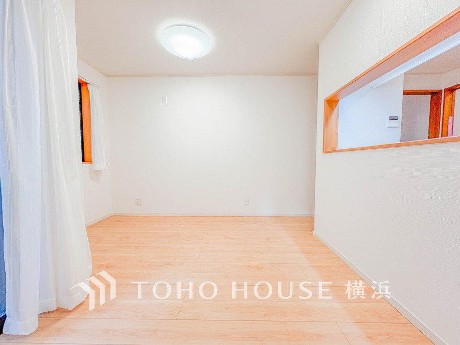 明るく開放的な空間が広がるリビング。ナチュラルなフローリングと白壁でどんな家具も映えます。