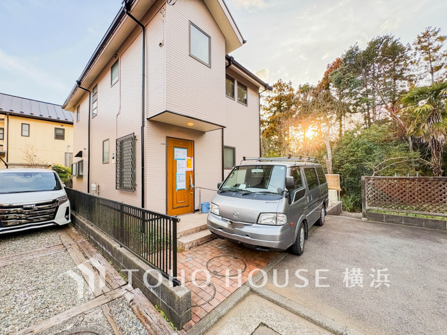 堂々たる趣ながら、主張し過ぎずどこか余裕を感じさせるシャープなフォルムで佇む邸宅は、晴天の空と照らし合わせる事で、本来あるべき完成形の姿を見せてくれます。