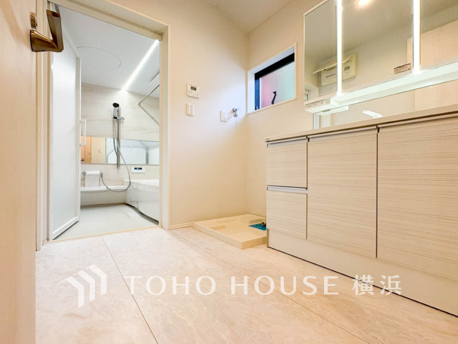 清潔感あふれる洗面室と浴室。収納豊富な洗面台で毎日の身支度も快適です。