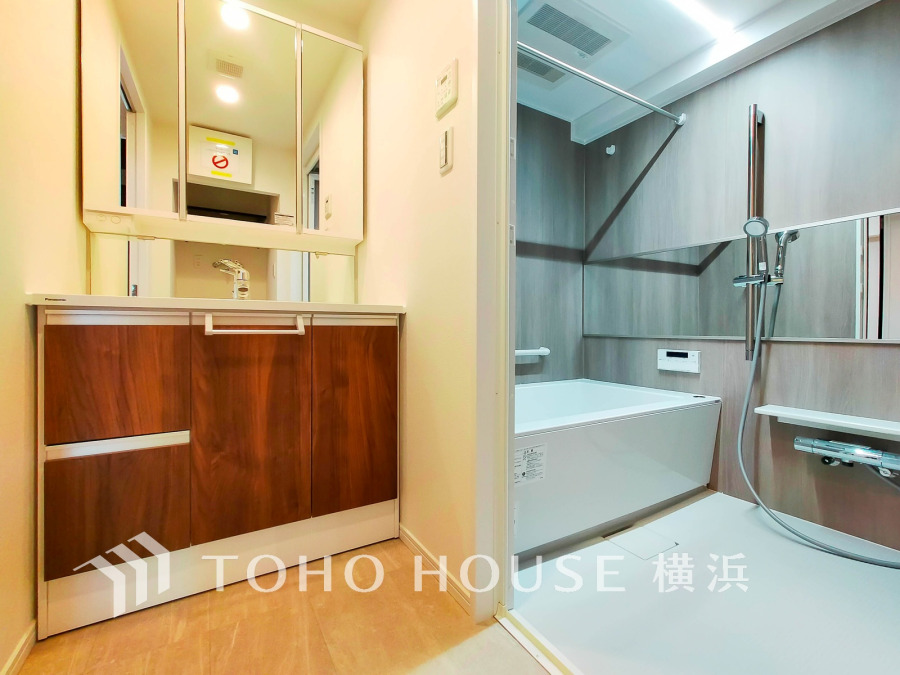 十分な大きさの洗面台は収納もさる事ながら、身だしなみチェックや歯磨きなど、朝の慌ただしい時間でもホテルライクなスペースで余裕とゆとりを感じて頂けます。