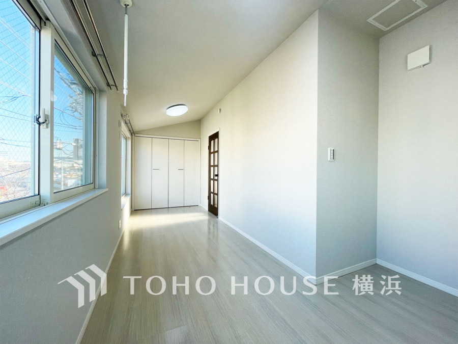 大きな窓から光が差し込む明るく開放的な洋室。収納スペースも充実し、暮らしやすい空間です。