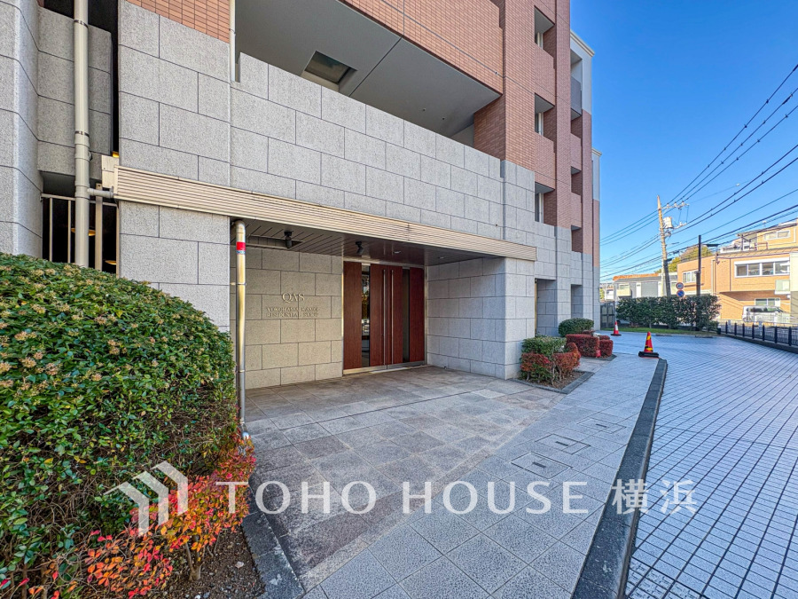 落ち着いたデザインのエントランスが迎える、安心感のある高級感あふれるマンションの外観です。