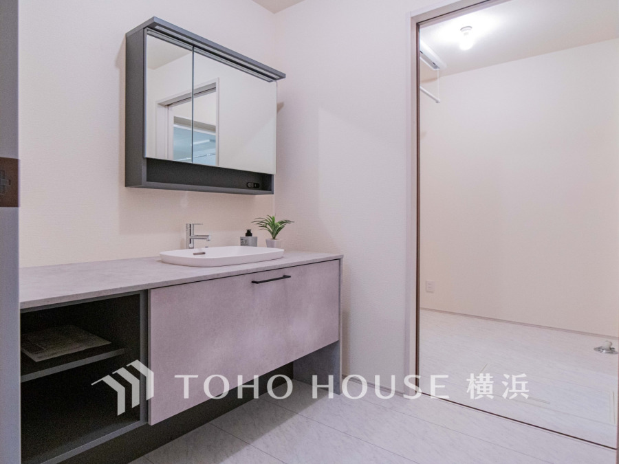 清潔感のあるプライベート空間は、身だしなみチェックや肌のお手入れに最適です。収納もあり、スッキリと見映えの良い空間に拵えました。時間に余裕とゆとりを持たせます。