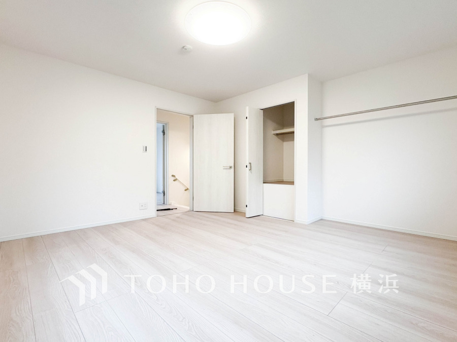 穏やかな風と陽光を導き、プライバシーに配慮された設計プランを採用し、居住性を一段と心地よいものにしています。明るく開放的な空間を演出しております。