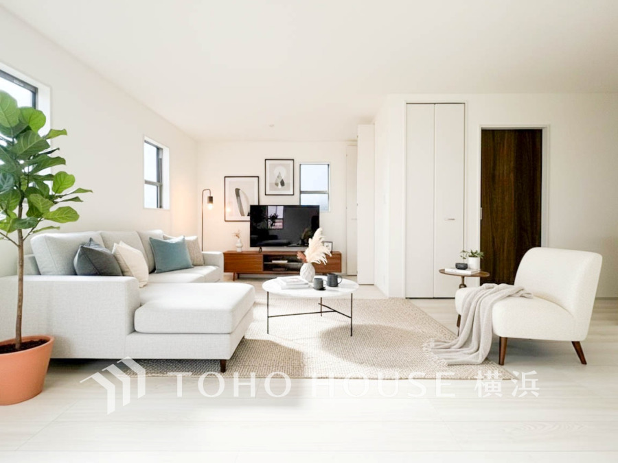 家族と過ごすひと時を溢れる光が優しく包み込むリビングダイニング。家族との時間、自分の時間を大切にできる空間がここにあります。（家具・装飾品はAI加工です）