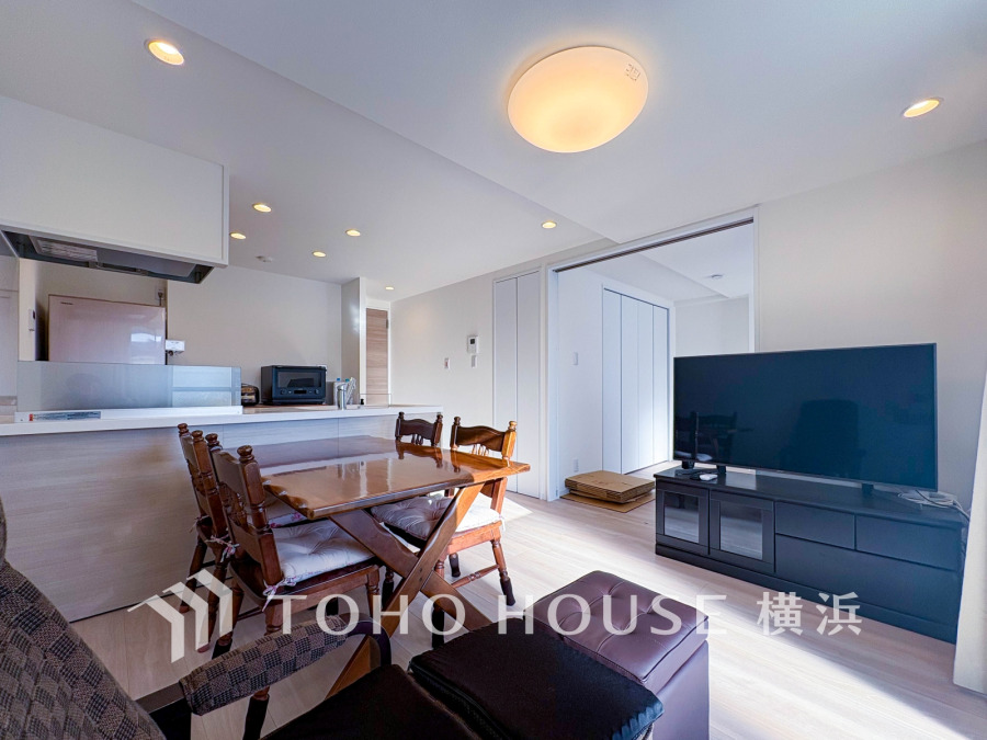 家族みんなが爽やかに健やかに過ごせるように、溢れる光をたっぷり取り込んだリビングダイニング。集いの場、憩いの場としての快適性を求めたやすらぎの空間です。