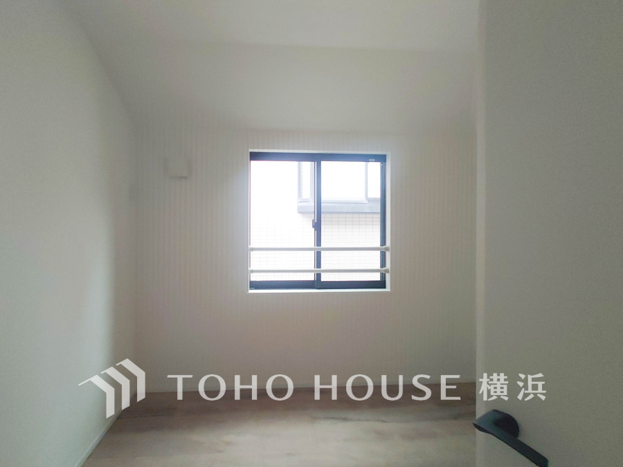 穏やかな風と陽光を導き、プライバシーに配慮された設計プランを採用し、居住性を一段と心地よいものにしています。明るく開放的な空間を演出しております。