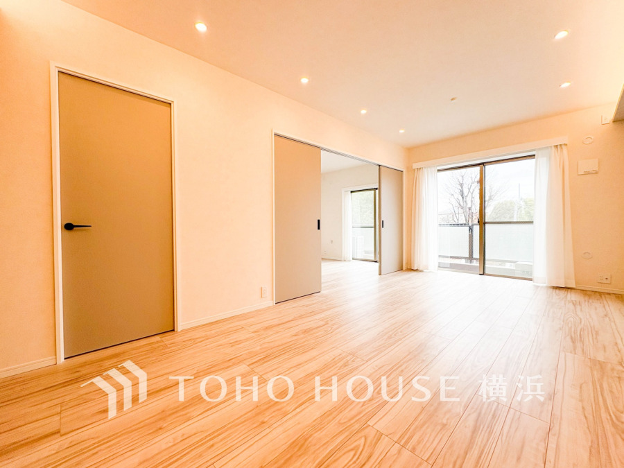 光と風が溢れる開放的なリビングダイニングには自然と家族みんなが集まってきます。明るく穏やかな空気の中で飲んだり、食べたり、笑ったり。