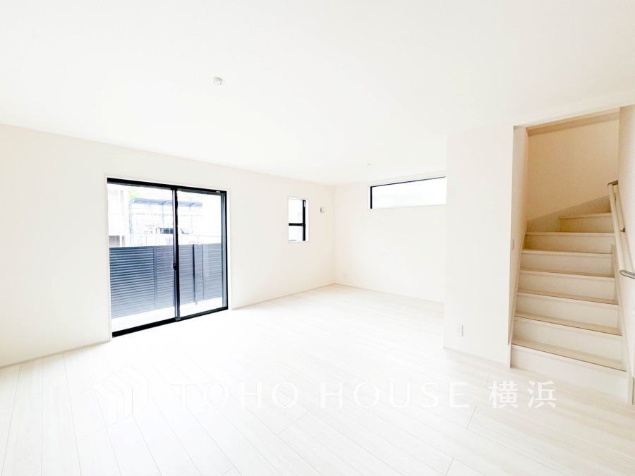 広々としたリビングダイニングは、シックでモダンな内装。落ち着いた雰囲気に包まれて、伸びやかな空間の中で、ゆったりと家族団らんのひとときを過ごせます。