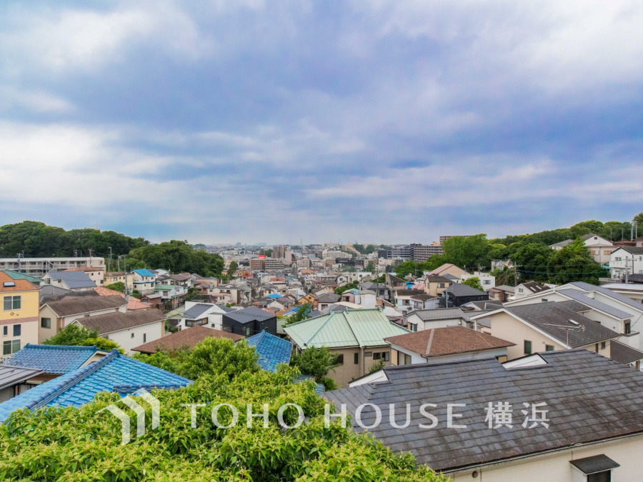 高台の立地ならではの爽やかな風を感じ、のびやかな暮らしを叶える。開放感の中で木々の息吹を感じ、光を浴びる。快適な暮らしをここから。