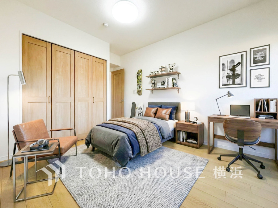 たっぷりの収納を備えた洋室。プライベートな自分時間を快適に過ごせるお部屋です。（家具はAI加工です）