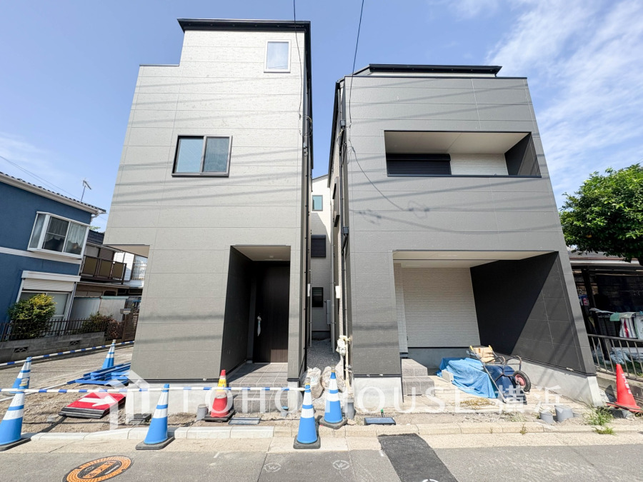 堂々たる趣ながら、主張し過ぎずどこか余裕を感じさせるシャープなフォルムで佇む邸宅は、晴天の空と照らし合わせる事で、本来あるべき完成形の姿を見せてくれます。