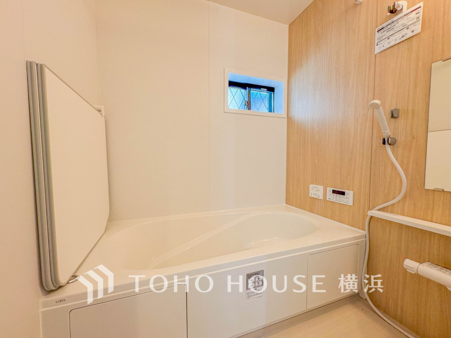 心地よいリラックスを叶える清潔感溢れる美しい空間。快適で機能的なバスルームです。
