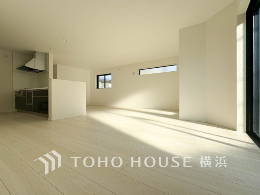 和やかで洗練された空間の演出。寛ぎとコミュニケーションを育む居心地のよい場所。やわらかな陽射しが降り注ぎ、室内に開放感と爽快感をもたらします。