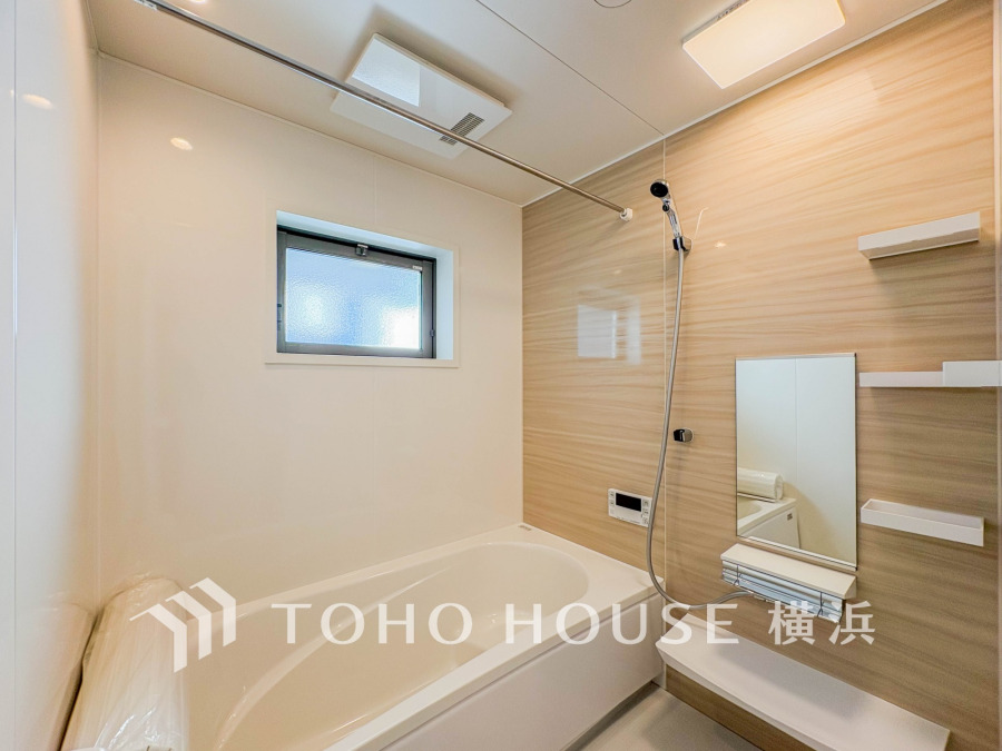 1日の疲れを癒すバスルームは、心地よいリラックスを叶える清潔感溢れる美しい空間です。心からゆったりと寛いでいただけるよう、ゆとりのスペースを確保してます。