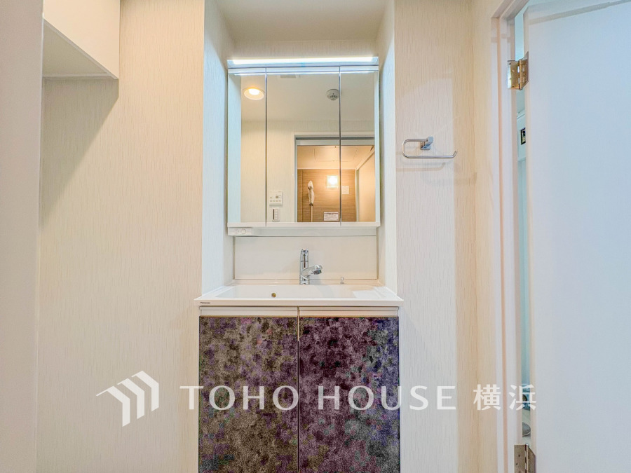 十分な大きさの洗面台は収納もさる事ながら、身だしなみチェックや歯磨きなど、朝の慌ただしい時間でもホテルライクなスペースで余裕とゆとりを感じて頂けます。