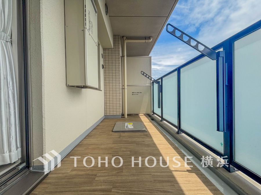 陽当たり良好で洗濯物も乾きやすい、広々としたバルコニーが魅力の住まいです。