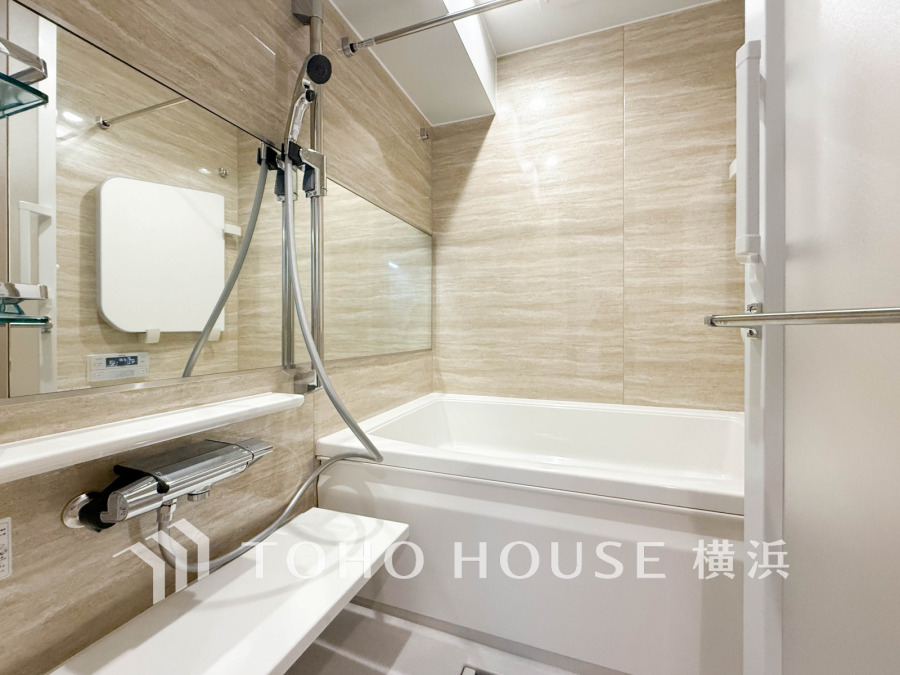 心地よいリラックスを叶える清潔感溢れる美しい空間。快適で機能的なバスルームです。
