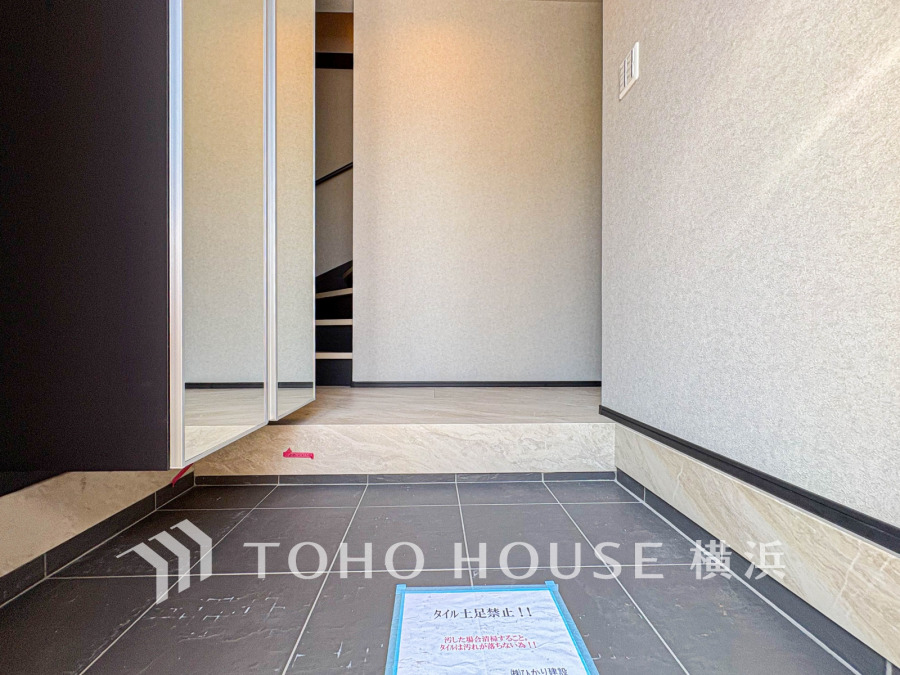 居住者の帰り、訪れる方を優しく迎え、やすらぎに満ちた生活空間を予感させる。健やかな暮らしを楽しめそう。