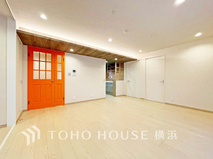 ここにはみんなが集い、食事と楽しい会話が始まる。話に夢中になりすぎて、ついつい時を忘れてしまう。そんな束の間の幸せを感じさせてくれる場所。