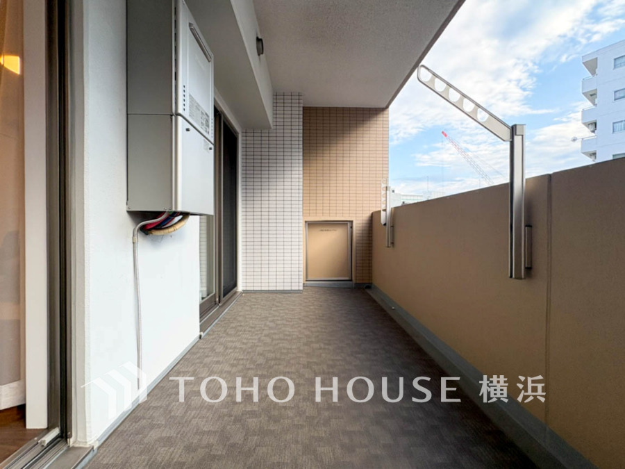 2部屋にまたがる広いバルコニーから、暮らしの中での光と風を演出してくれています。見事なまでの開放的な空間をお楽しみください