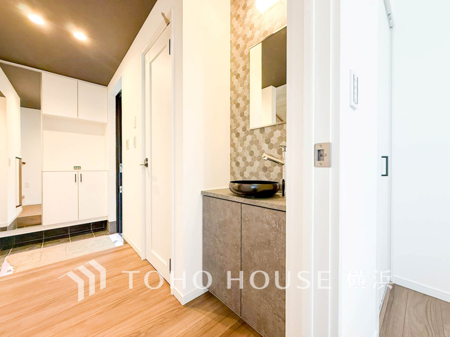 玄関近くにセカンド洗面を設置。帰宅後すぐに手洗い・うがいができ、感染症や花粉症対策ができ衛生管理がしやすくなります。実際に生活する側に立って設計した工夫が要所要所に感じます。