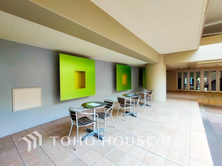 壁面アートが素敵な共用スペース。テーブルと椅子で寛ぎのひとときを演出します。