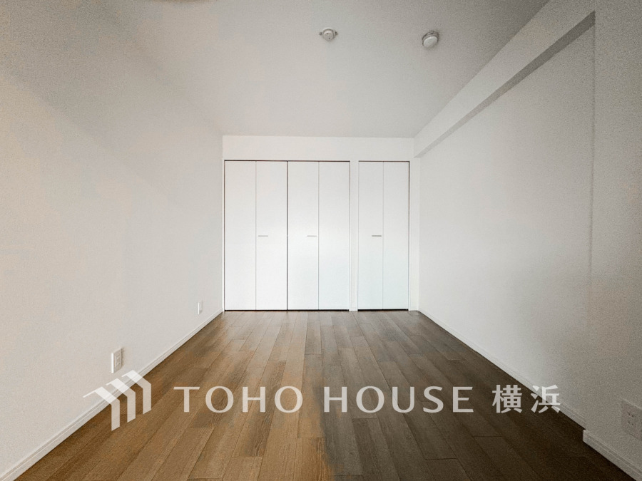 シンプルで清潔感のある洋室。大容量のクローゼットで収納力も充実し、快適な暮らしをサポートします。