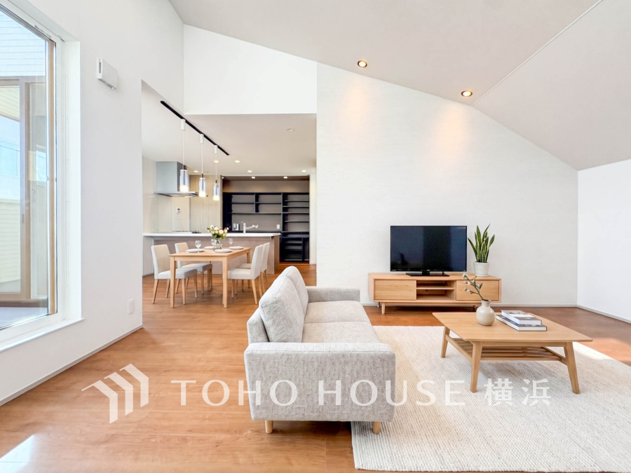 明るく開放的なリビングダイニングは、シンプルな木目と白を基調とした落ち着く空間です。※生成AIによるイメージです。家具・小物は販売価格に含まれません。