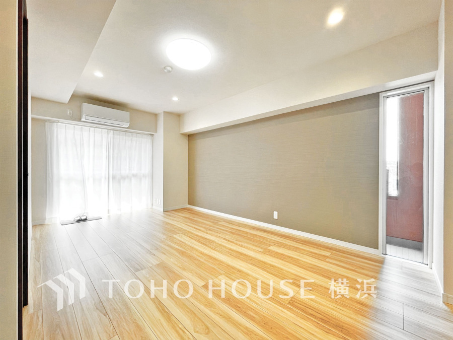 和やかで洗練された空間の演出。寛ぎとコミュニケーションを育む居心地のよい場所。やわらかな陽射しが降り注ぎ、室内に開放感と爽快感をもたらします。