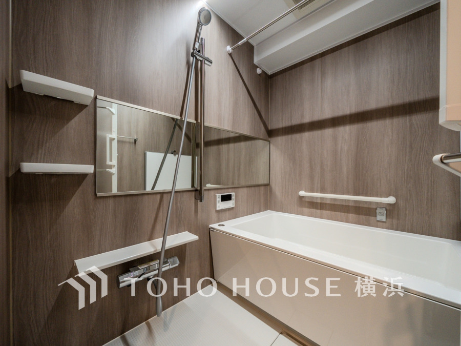 心地よいリラックスを叶える清潔感溢れる美しい空間。快適で機能的なバスルームです。
