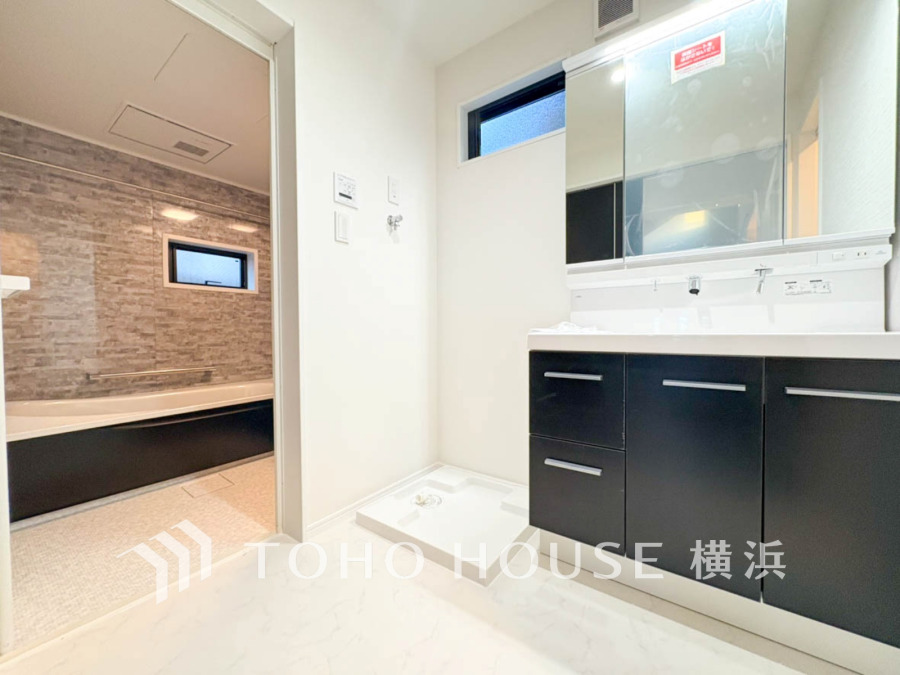 洗面台には三面鏡を採用。身だしなみを整えやすい事はもちろんですが、鏡の後ろに収納スペースを設ける事により、散らかりやすい洗面スペースをすっきりさせる事が出来るのも嬉しいですね。