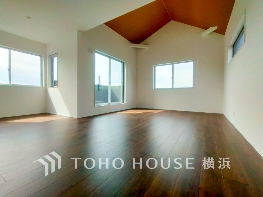 開放的な高い天井と大きな窓で、自然光がたっぷり差し込む明るいリビングダイニング空間です。