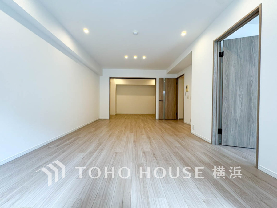和やかで洗練された空間の演出。寛ぎとコミュニケーションを育む居心地のよい場所。やわらかな陽射しが降り注ぎ、室内に開放感と爽快感をもたらします。